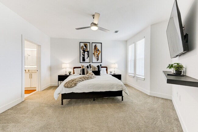 Building Photo - 975 Memorial Dr SE