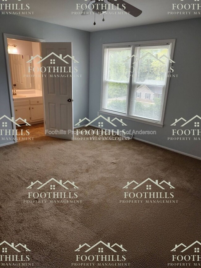 Building Photo - 213 Lake Forest Cir