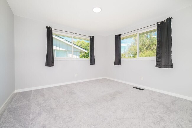 Building Photo - Comfort and Convenience Meet in This Burien Gem