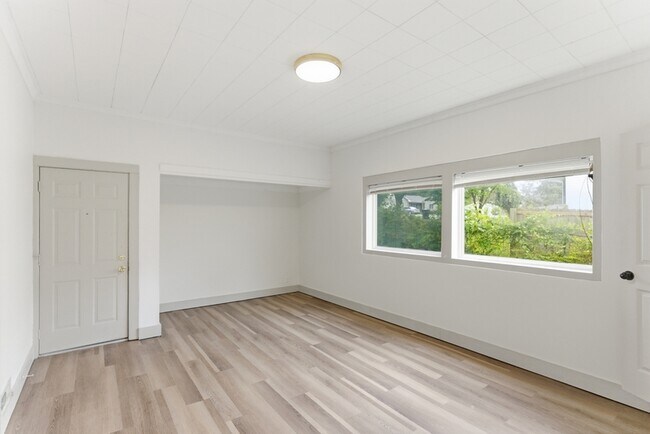 Building Photo - 1415 Creekwood Dr