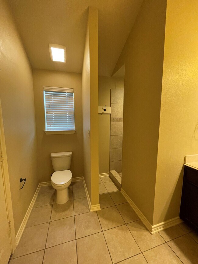 Building Photo - Gorgeous 3-bed/1-bath with garage!