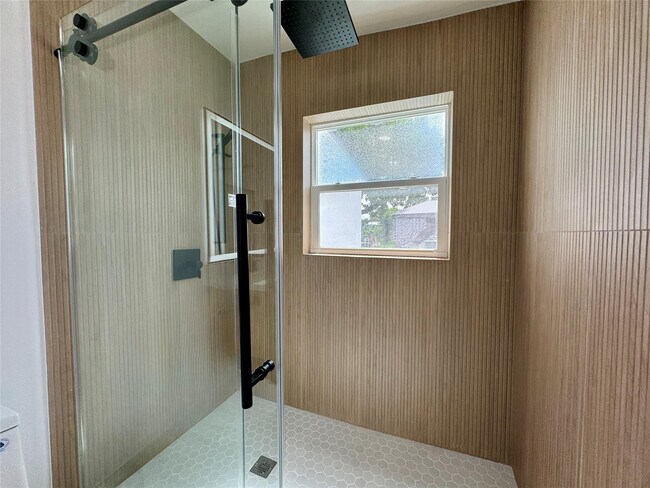 Building Photo - 1008 Mango Isle