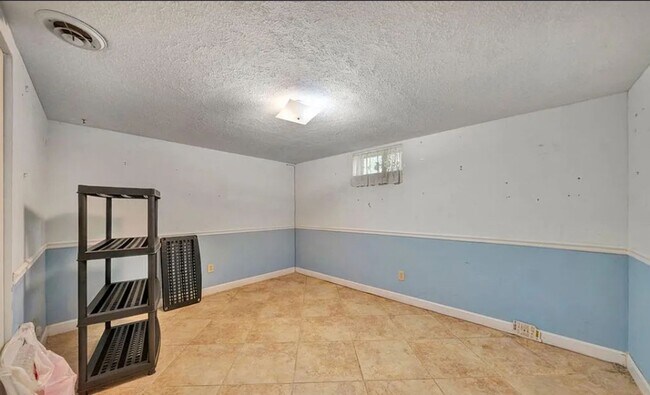 Building Photo - 809 Clifford Dr