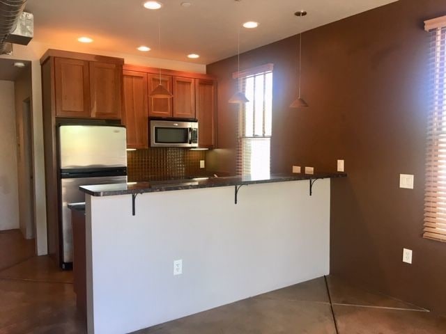 Building Photo - Modern loft style unit close to downtown