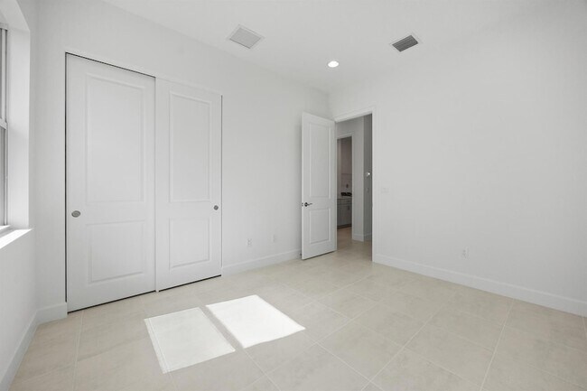 Building Photo - 15144 Wildwood Cir