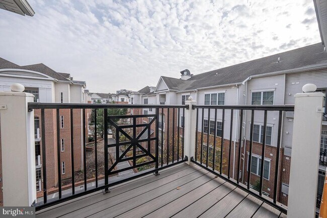 Building Photo - 300 W Elm St