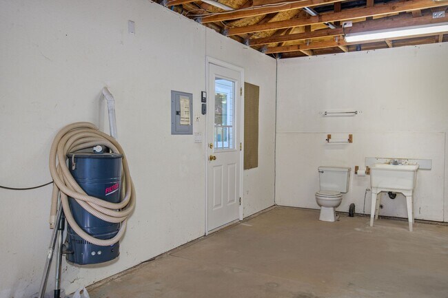 Building Photo - Spacious 3 Bedroom 2 Bathroom Home in Conv...