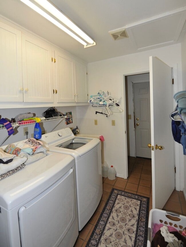 Building Photo - Fairway Golf Course 3 bed 3 bath with basement