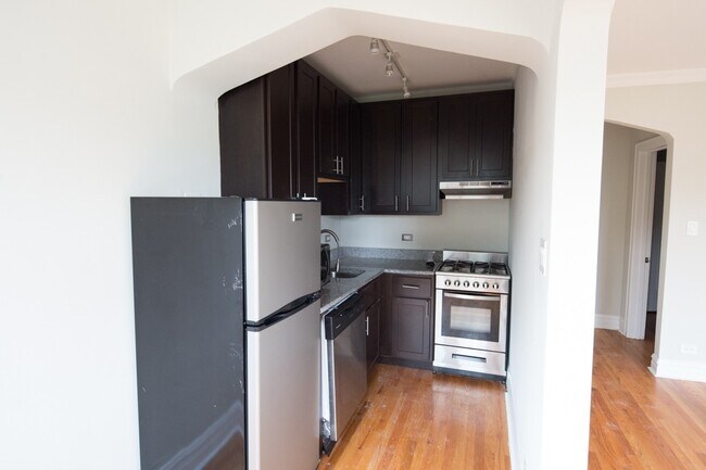 Building Photo - 4742 N Hermitage Ave