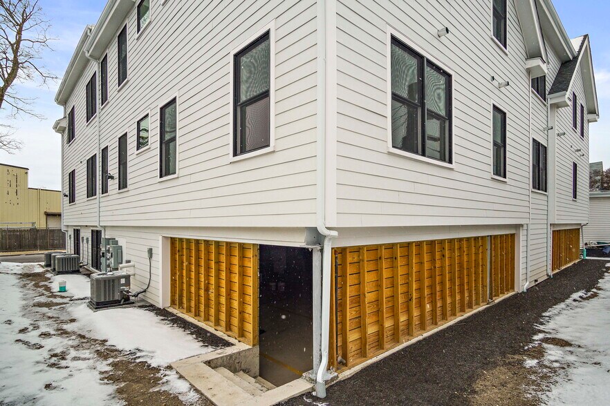 Building Photo - 122 Cottage St