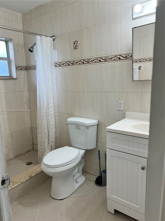 Building Photo - 420 NE 44th St
