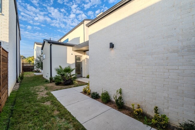 Building Photo - 3321 Walchard Ct