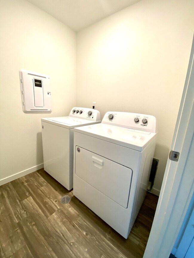 Building Photo - Beautifully built townhome in Banning Lewis Ranch ready Now!!