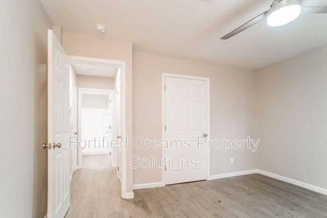 Building Photo - 615 Dumaine St