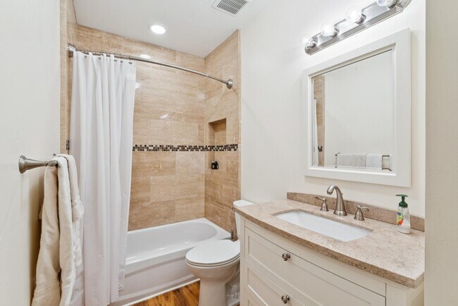 Building Photo - 716 Oak Point