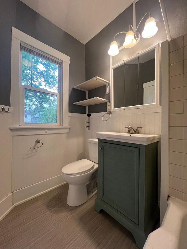 Building Photo - 915 5th Ave N