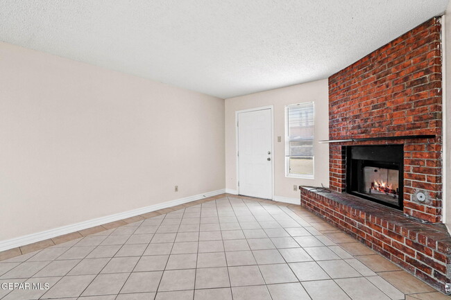 Building Photo - 8920 Leo St
