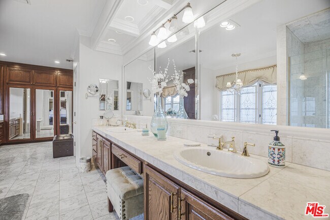 Building Photo - 6111 County Oak Rd