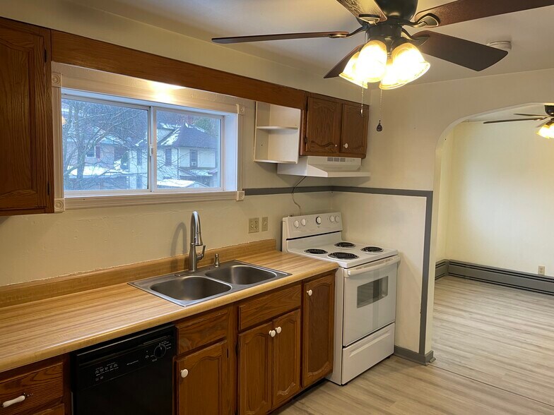Kitchen - 1606 Gompers Ave