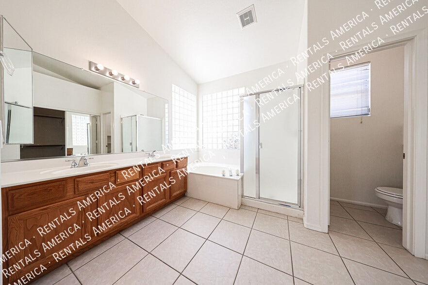 Building Photo - 7257 E Lakeview Ave