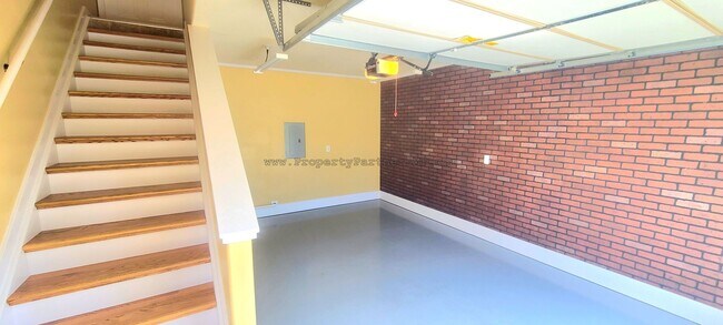 Building Photo - *** Beautiful Condo - 3Bed 2Bath ***