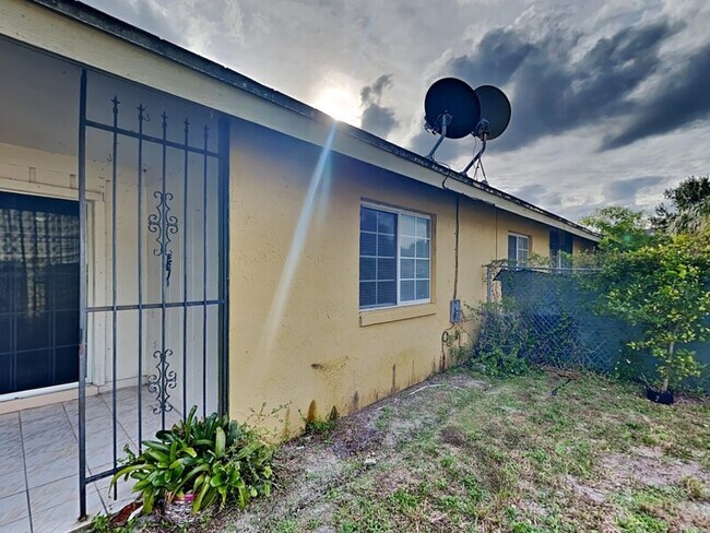 Building Photo - 1921 Truman Rd