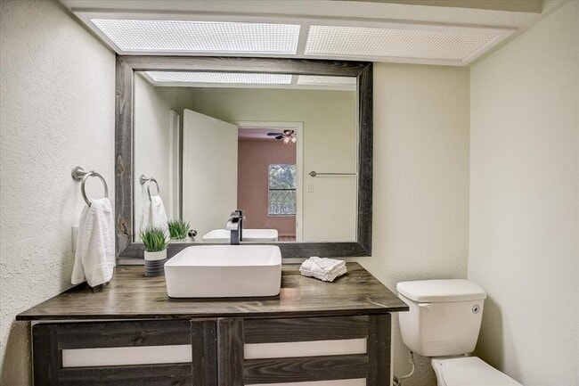 Building Photo - 4711 Spicewood Springs Rd