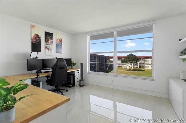 Building Photo - 3100 NE 48th Ct