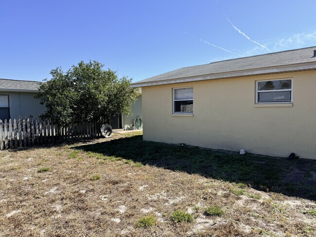 Building Photo - 7303 Deerfield Dr