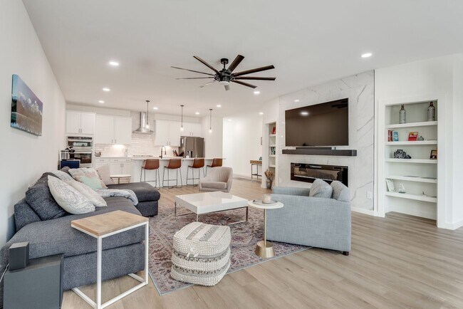 Building Photo - Gorgeous 3/3.5 Townhome Minutes From Downt...