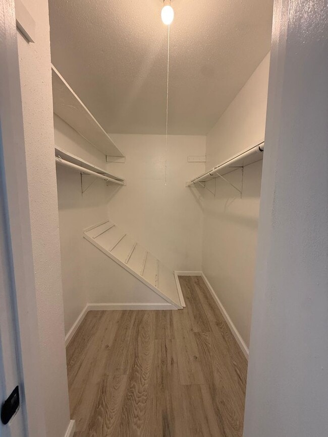 Building Photo - 6095 Fairmeadow Dr