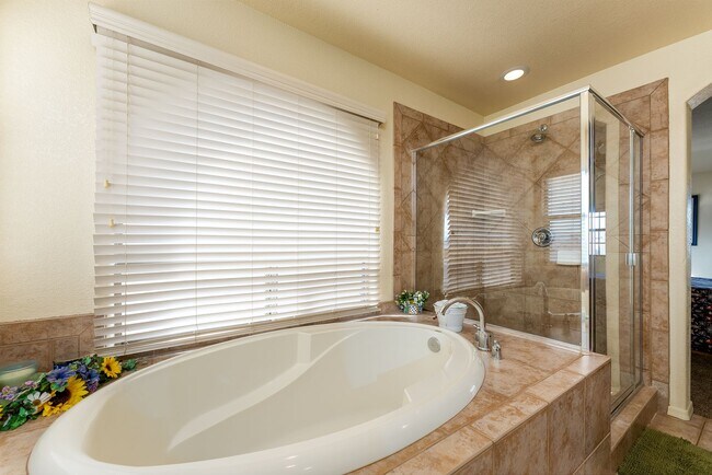 Building Photo - Gated Community 2 Bed/2 Bath Condo Furnished Long term Boat deep garage