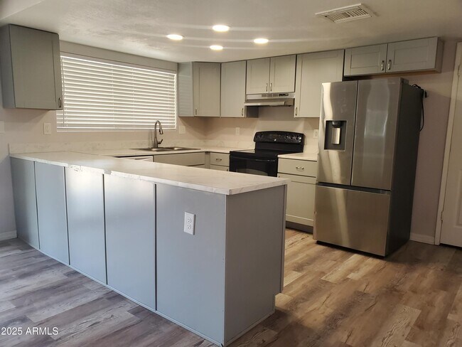 Building Photo - 1511 E Desert Dr