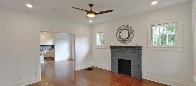 Building Photo - Adorable Red Bank Home!