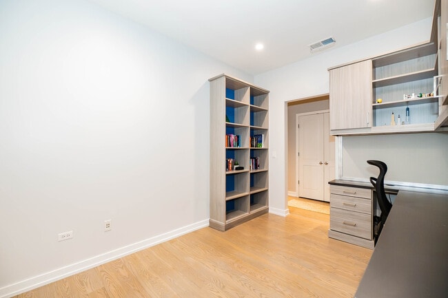 Building Photo - 150 W Superior St