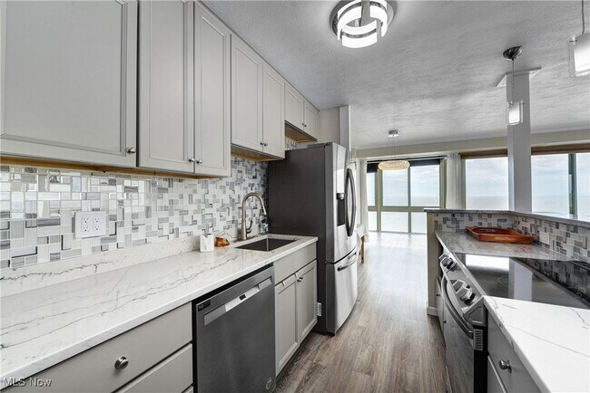 Building Photo - 12520 Edgewater Dr