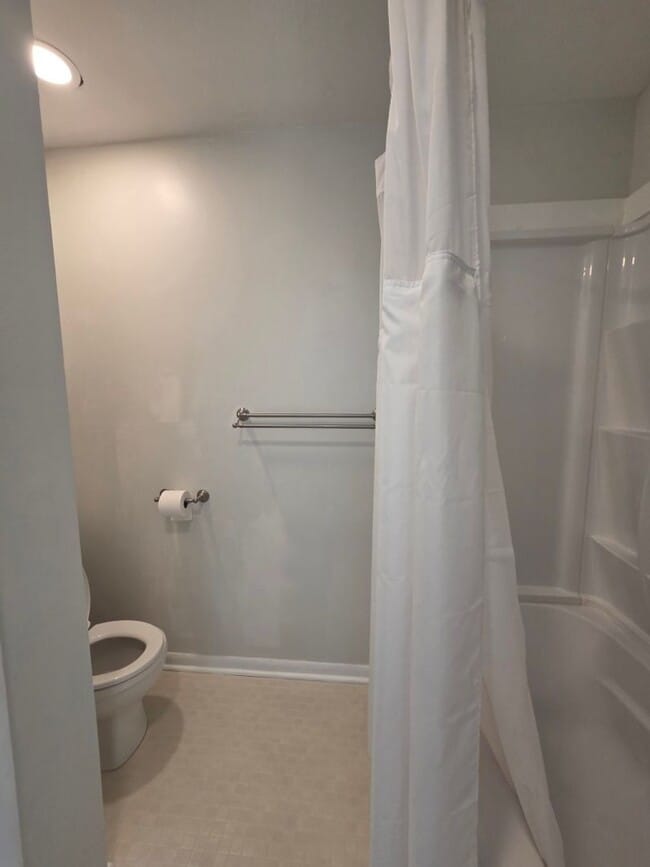 Building Photo - $2,300 - 4 Bedroom 2.5 Bathroom Unfurnished House in Forest Hills