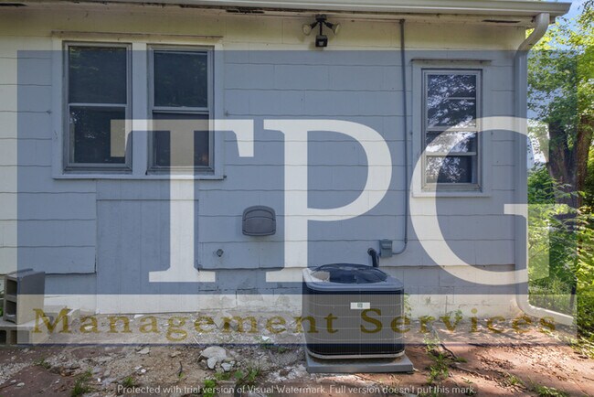Building Photo - Beautiful, Pet Friendly, Newly Renovated Home in Independence MO!