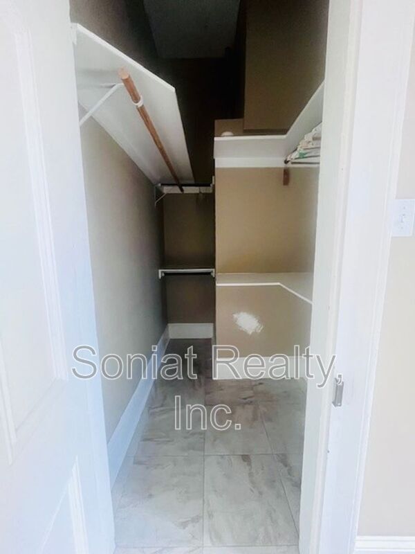 Building Photo - 2501 Burgundy St