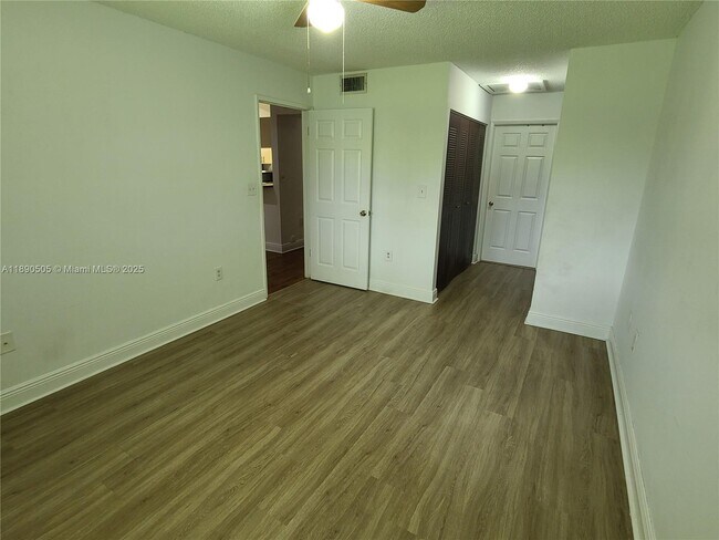 Building Photo - 9851 Nob Hill Ct