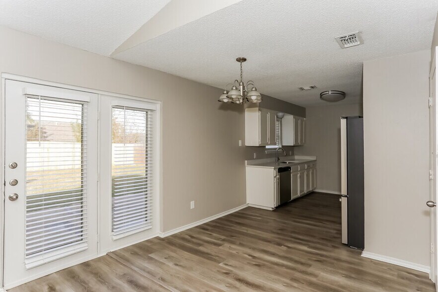 Building Photo - 6004 Cool Springs Dr