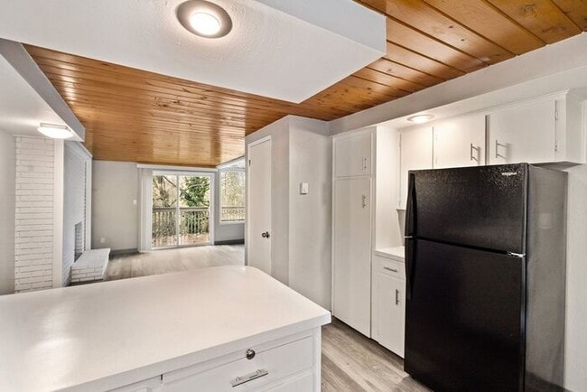 Building Photo - Beautiful 1x1 Rustic-Style Apartment