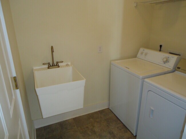 Building Photo - 220 Ruth Cir
