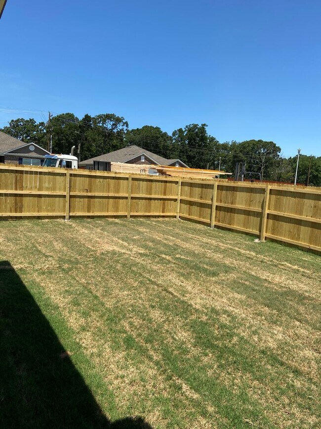 Building Photo - Brick Home in Centerton!