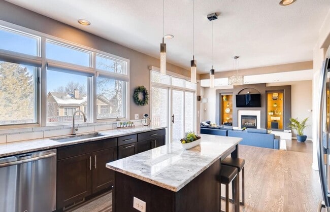 Building Photo - Luxury 6 Bedroom, 5 Bath Home in Prestigio...