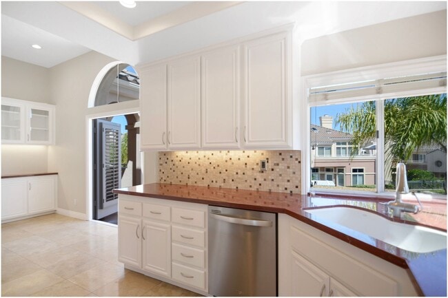 Building Photo - 2 Bedroom Plus Loft - Laguna Niguel Condo!