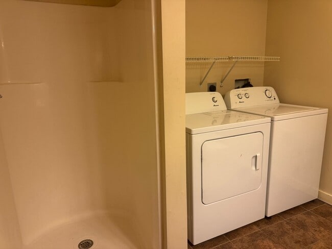 Building Photo - 2 bedroom with loft in downtown Quechee