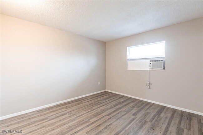 Building Photo - 1852 Golf View Ave