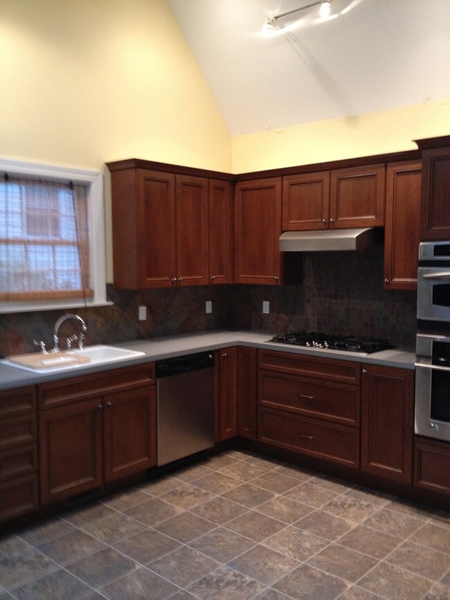 Large kitchen - 2013 Liberty Dr