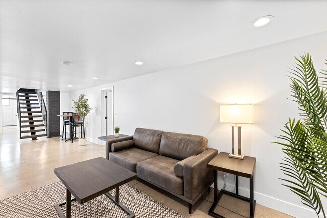 Building Photo - Student Housing - Private Bedrooms for Rent in Newly Renovated House (UNR)